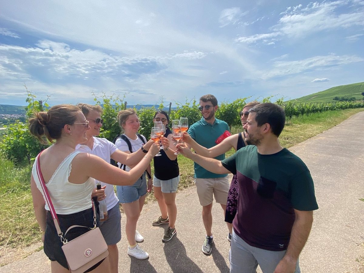 Gruppe bei der Weinprobe in den Weinbergen rund um Worms